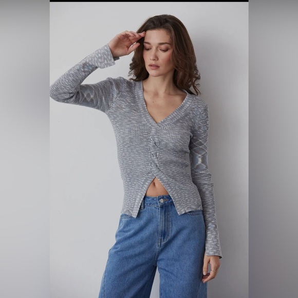 Crescent Jemmie Twist Front Sweater Top - Picture 5 of 11